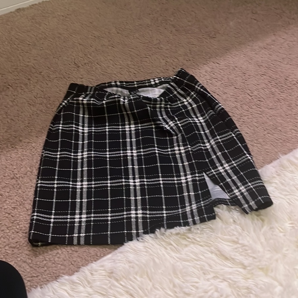 Cute skirt with a plaid look - Picture 3 of 3